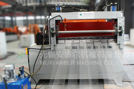 Expanded mesh slitting machine