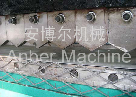 Mould for the expanded metal mesh machine